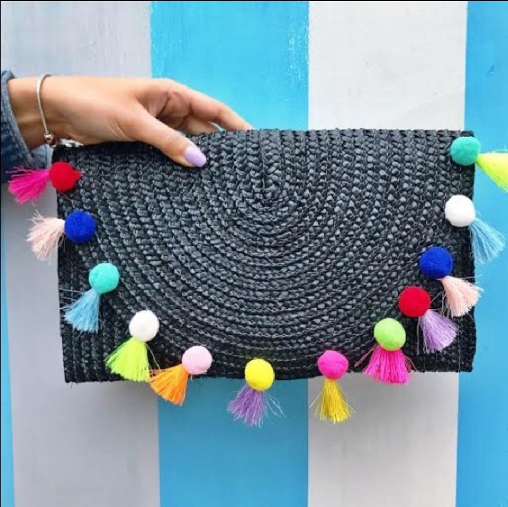 Straw Pom Pom Clutch ๐ - Picture 3 of 4
